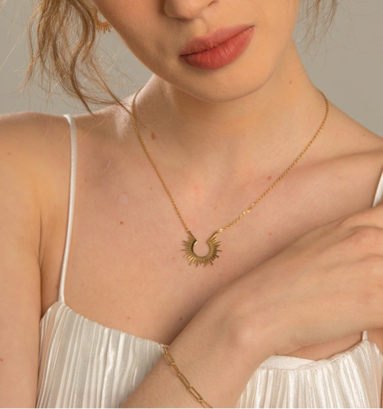 THE SOLEIL IMPRESSION MEDALLION NECKLACE