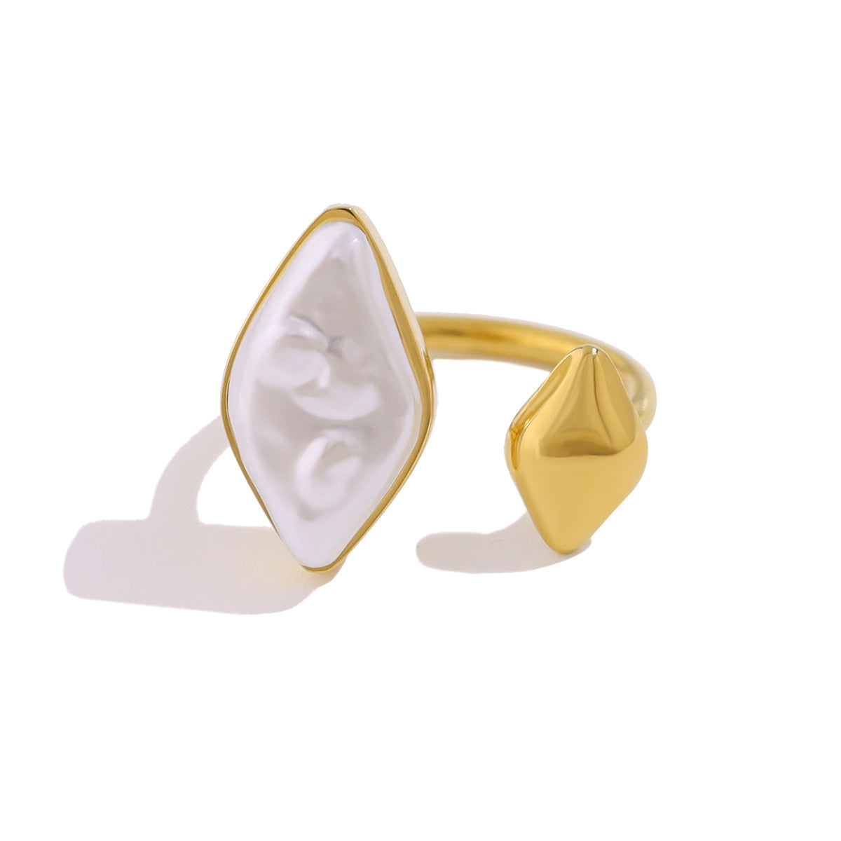 THE BAROQUE ECHO PEARL RING